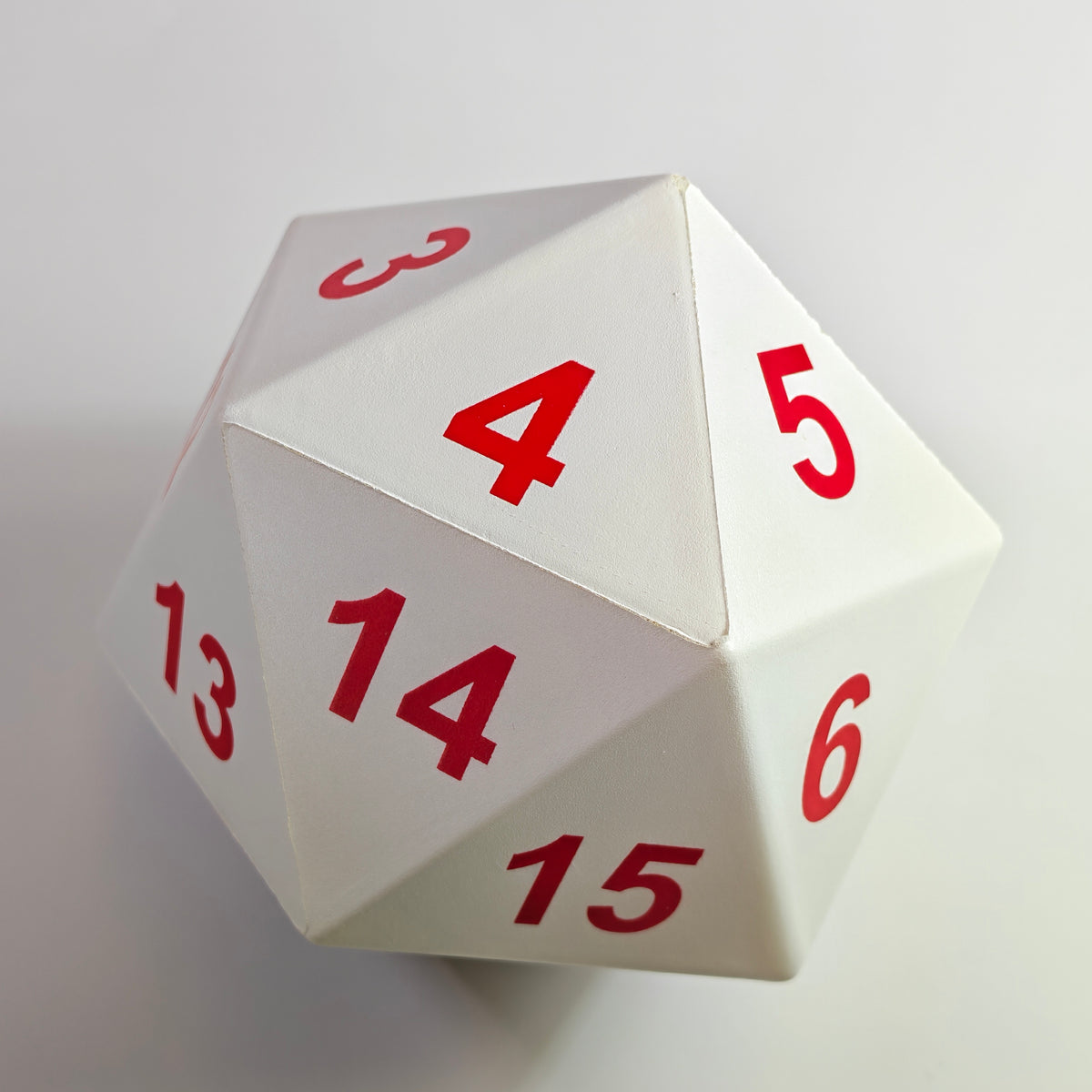 D20 gigante in gommapiuma bianca