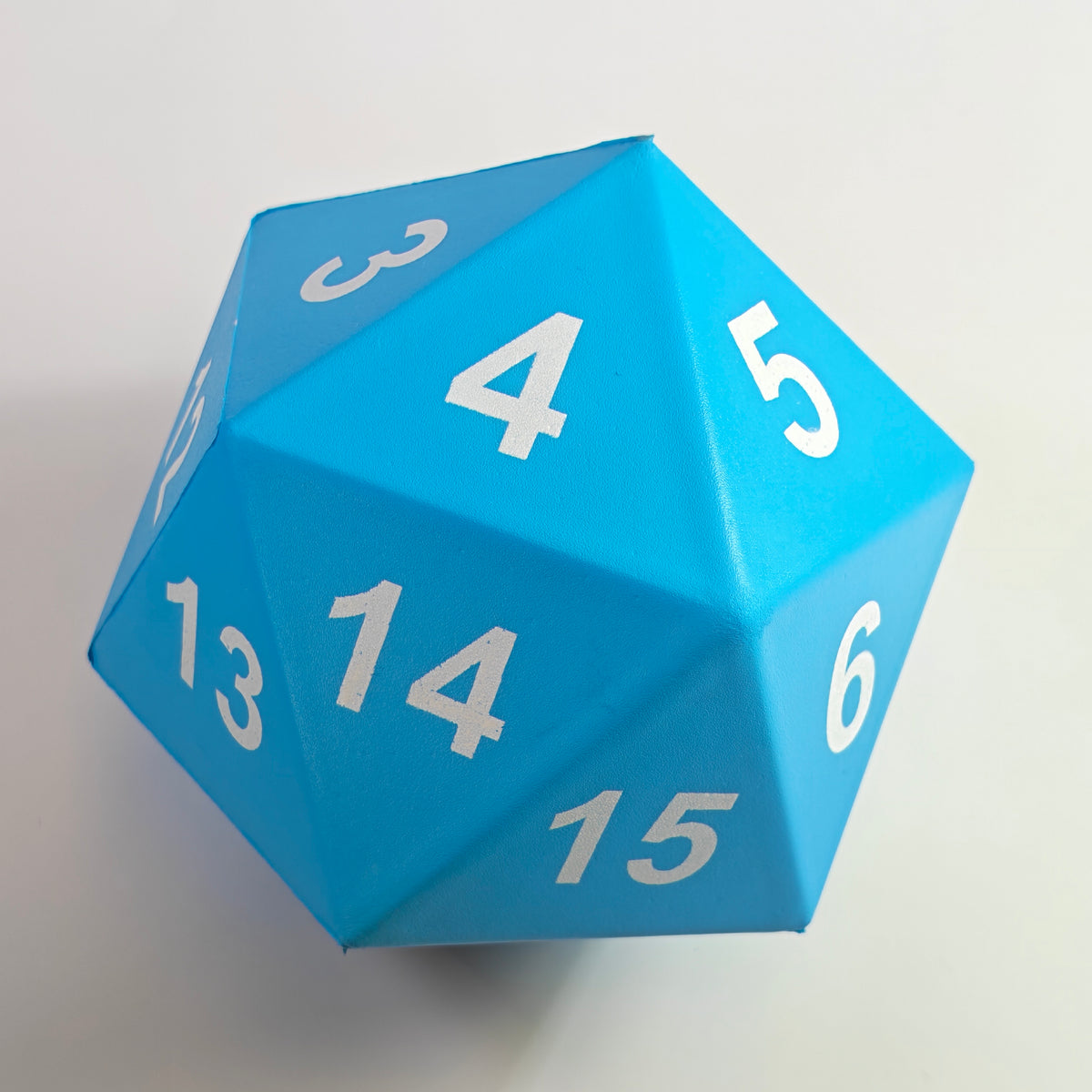 D20 gigante  in schiuma blu