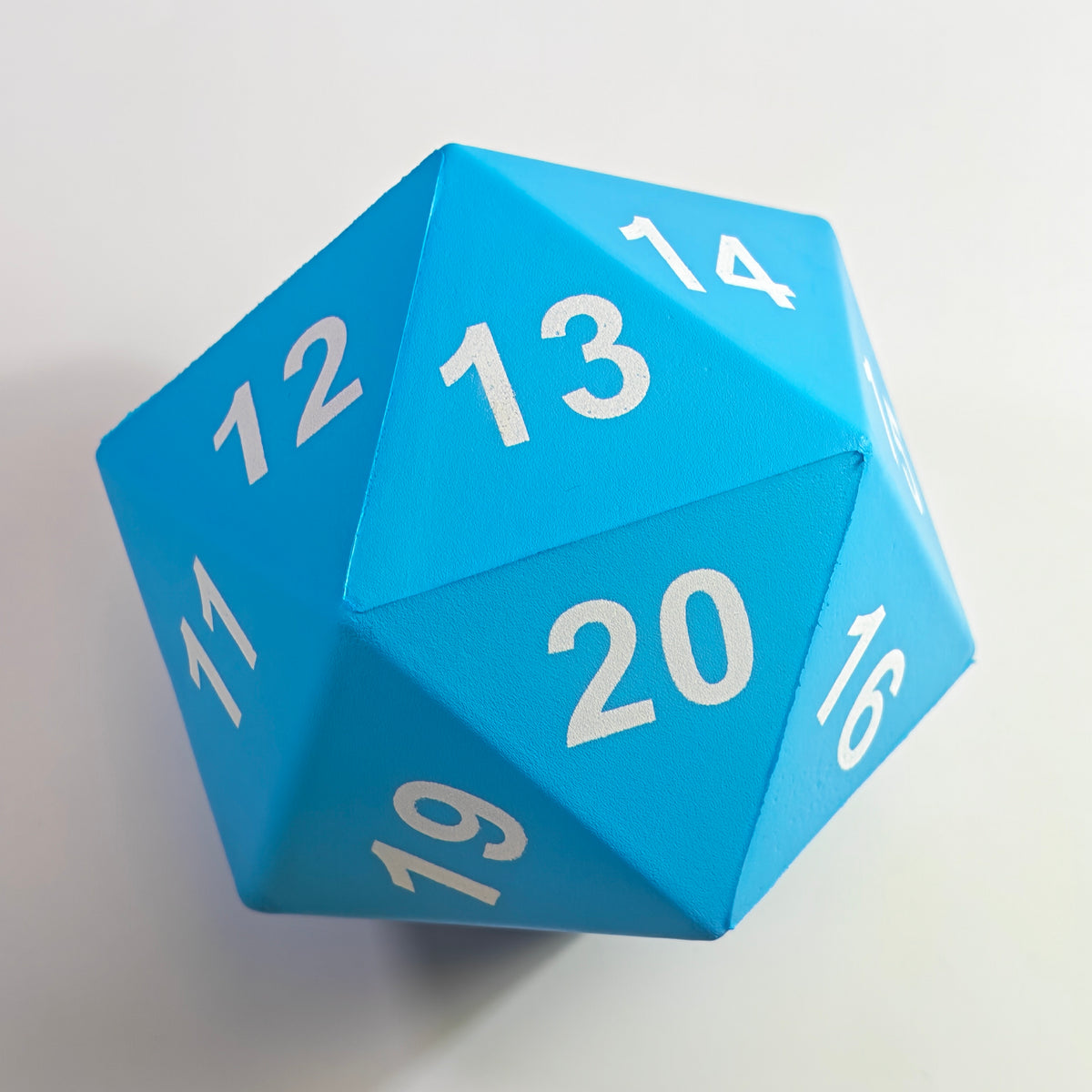 D20 gigante  in schiuma blu
