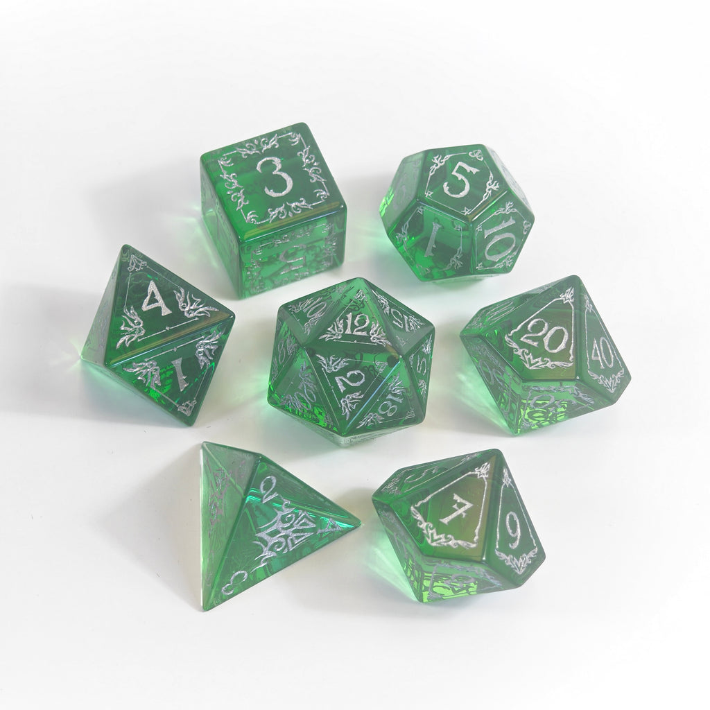 Set di dadi in vetro verde traslucido