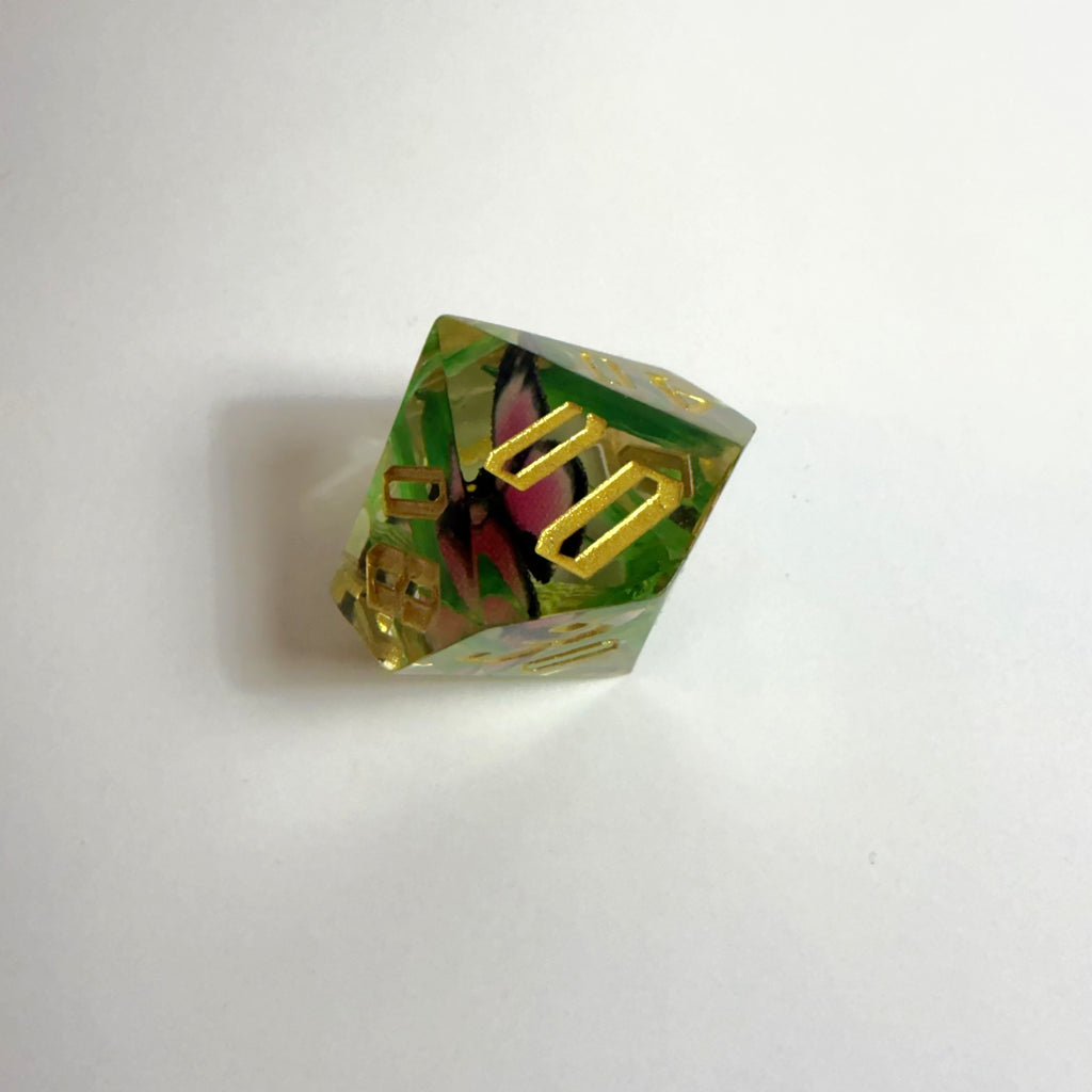 Handgefertigtes Würfelset aus Kunstharz mit Schmetterlings-Motiv