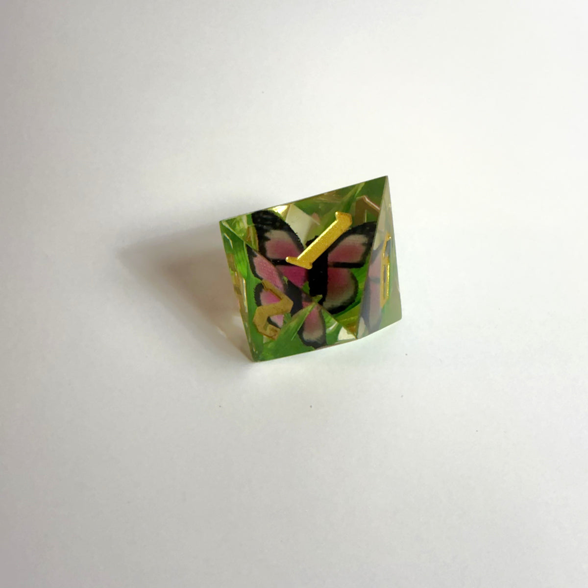 Handgefertigtes Würfelset aus Kunstharz mit Schmetterlings-Motiv