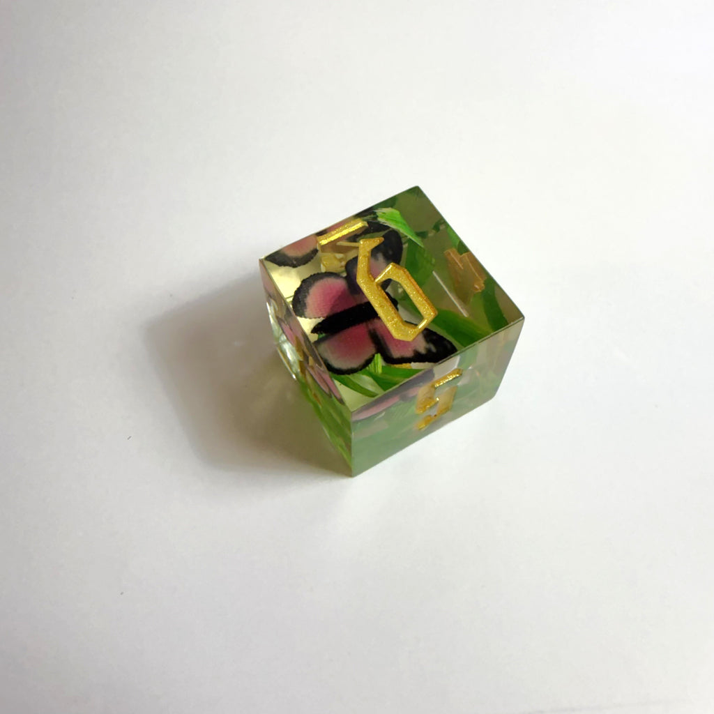 Handgefertigtes Würfelset aus Kunstharz mit Schmetterlings-Motiv