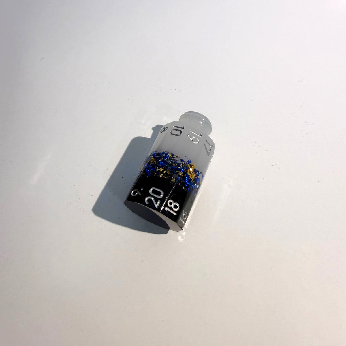 Flaconi di resina nero bianco blu