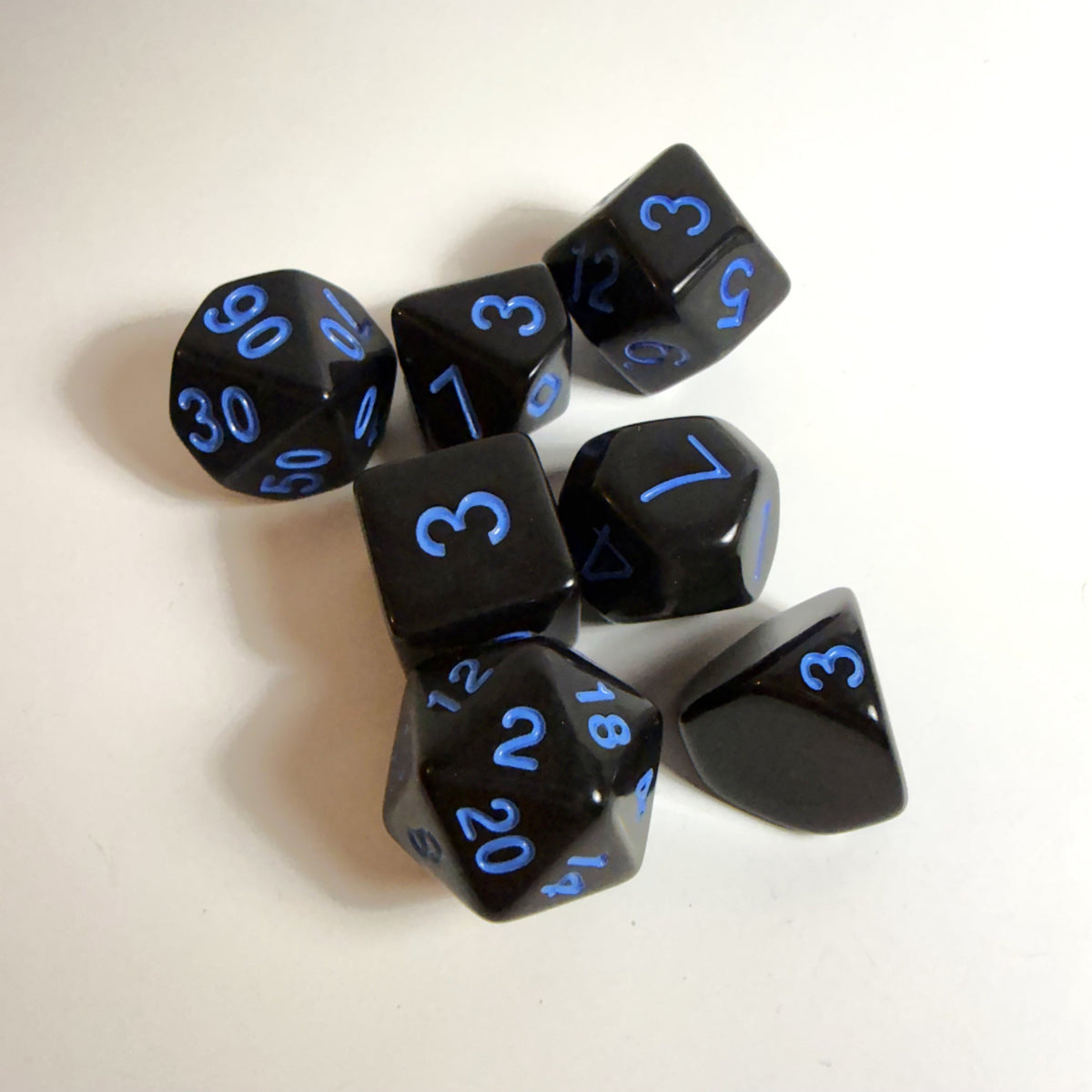 Set di dadi in acrilico nero e blu dalle forme particolari