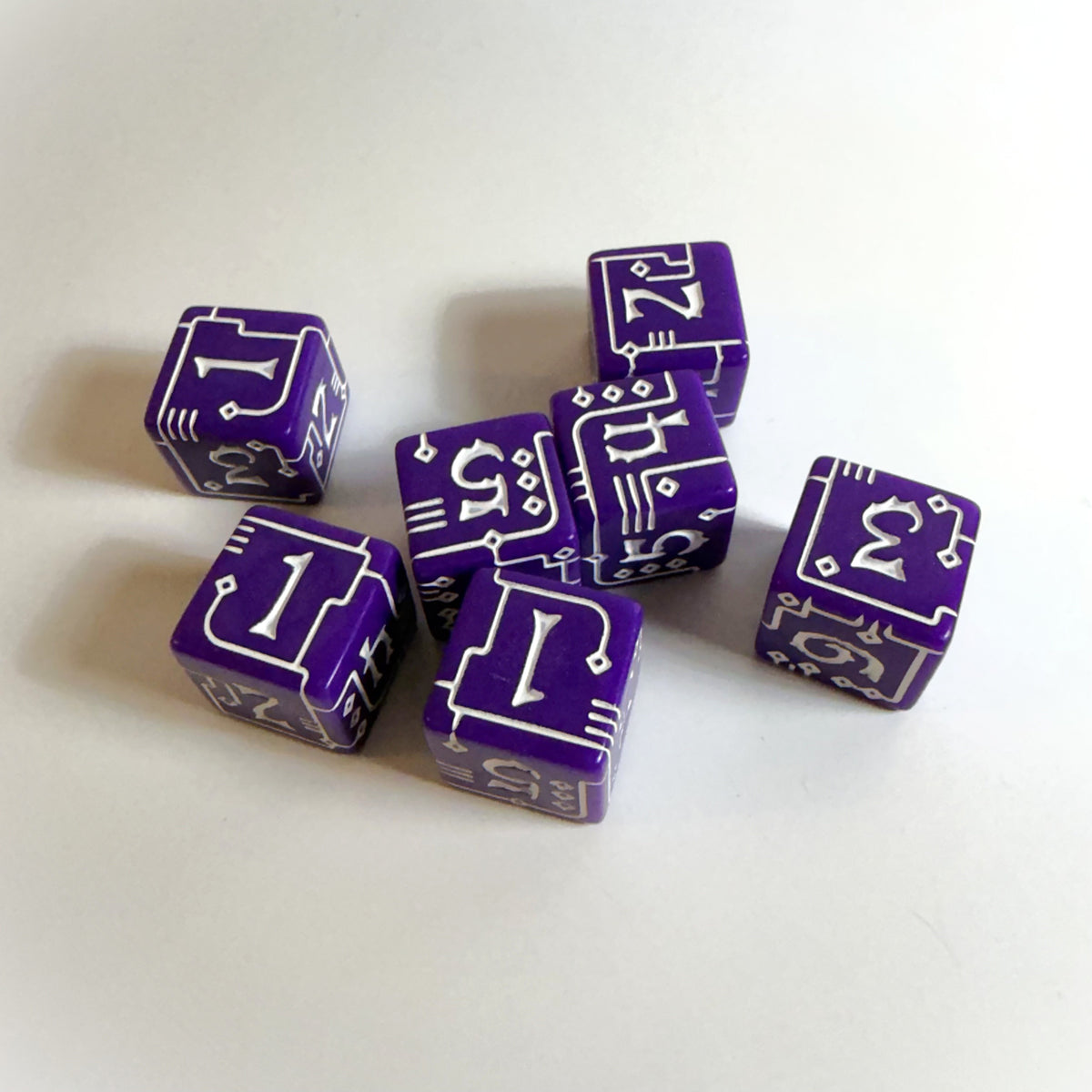 D6 in acrilico con circuito stampato viola