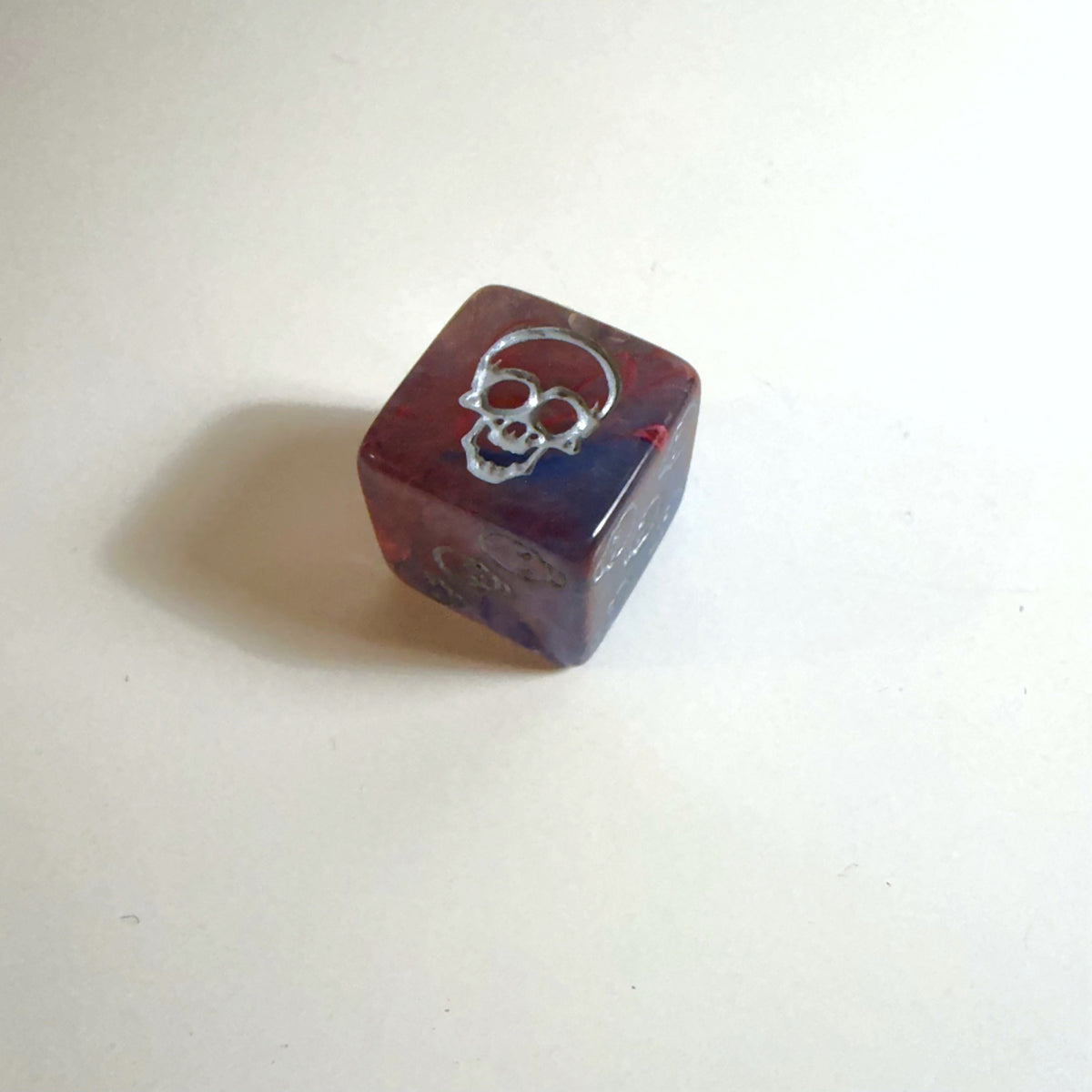 D6 in acrilico con teschio