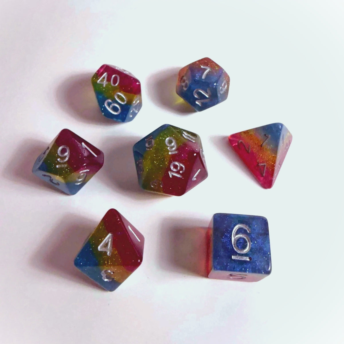 Set di dadi in acrilico con la bandiera del pride pansessuale