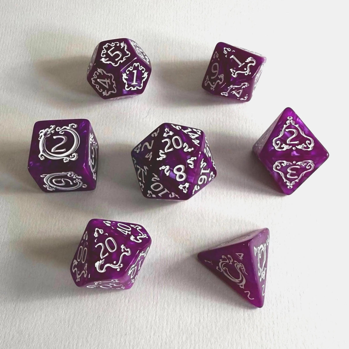 Jeu de dés en acrylique Magenta Mystique