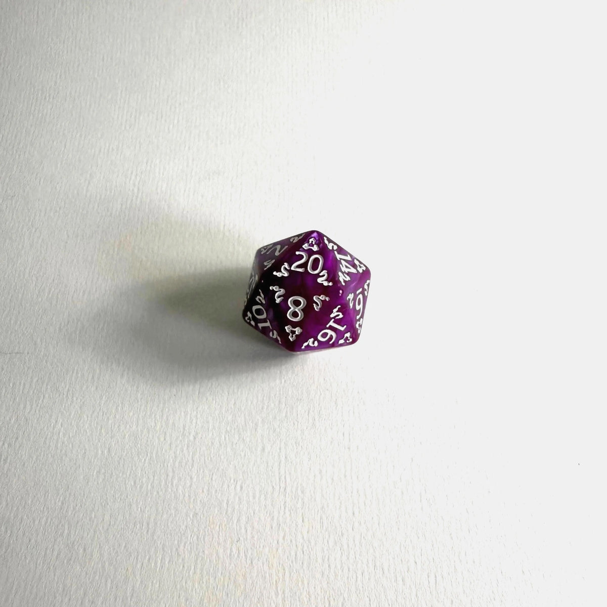 Jeu de dés en acrylique Magenta Mystique