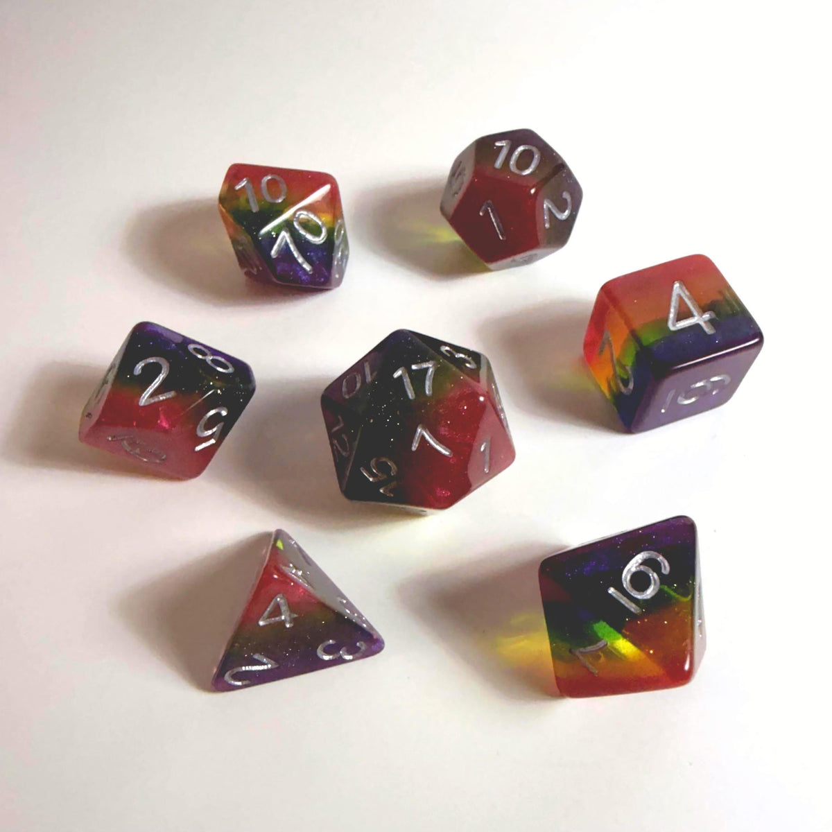 Set di dadi in acrilico arcobaleno